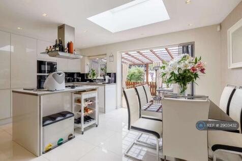Available to rent is a spacious, furnished room with a double bed, perfect for single professionals. The room is located on the first floor of a large, modern house, which features an outdoor dec... *