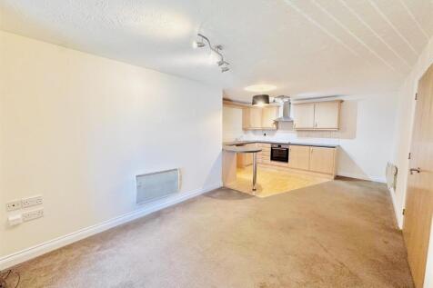 Available to rent now is this two bedroom ground floor maisonette situated on Quinton Road West. The property is accessed through a private entrance and comprises of a large open plan kitchen/living a