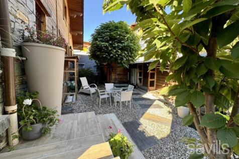 Tree-lined terrace house Bozel