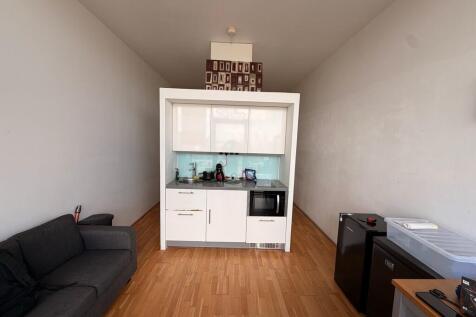 Martin & Co are delighted to offer this superb studio at the highly sought after Abito development, located in the heart of Salford Quays. Situated on the 8th floor with views over the quays and allow