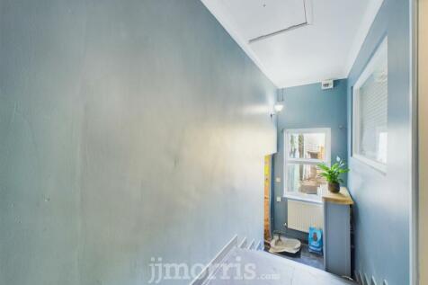 Split Level Side Entrance Hall