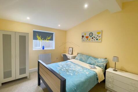 AK247 Homes is delighted to present this beautifully furnished ground-floor one-bedroom apartment in Kingston Vale. Offering approximately 33 sq m of modern living, with bills included. Ideally locate