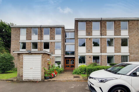 Superb two bedroom apartment located on the top floor of an apartment block neighbouring Ham Village. Offered as unfurnished, this property features two spacious double bedrooms with plenty of natural