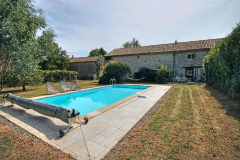 Rear façade & pool