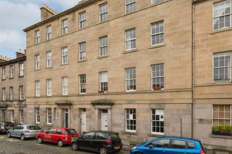 Top floor flat located in the heart of Stockbridge and in walking distance to a number of shops, cafes, restaurants and Waitrose.