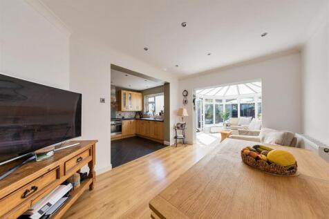 New Road, E4