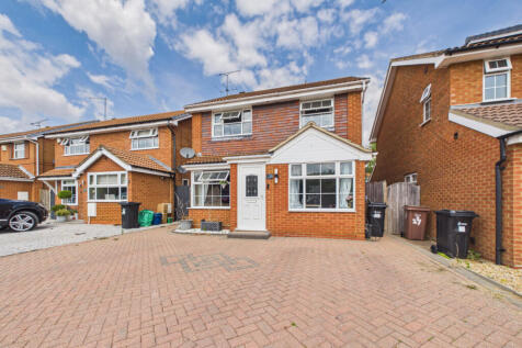3 bed detached house for sale Dowding Close, Wood