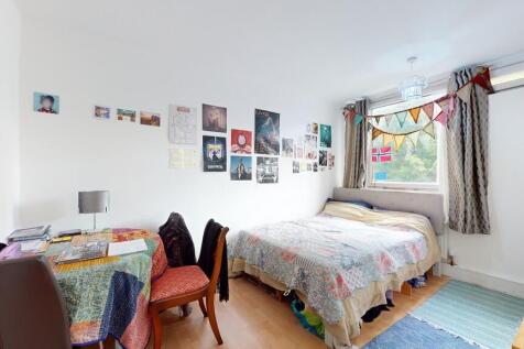 Tony Alan Estates are pleased to present this well-located 3/4-bedroom split-level maisonette within the popular Pegswood Court development on Cable Street, East London. Offering flexible accommodatio