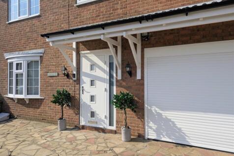 10 Moorfield Front Pic 2.jpg