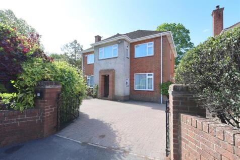 NO ONWARD CHAIN Situated in an enviable position in the sought after village of Frenchay, we are delighted to bring to the market this executive detached residence. Boasting four bedrooms, three recep