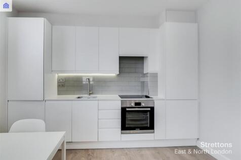 Strettons Residential is pleased to present this exquisite fully furnished one-bedroom flat located on Commercial Road in the vibrant area of Whitechapel, London, E1. Upon entering, you will find a sp