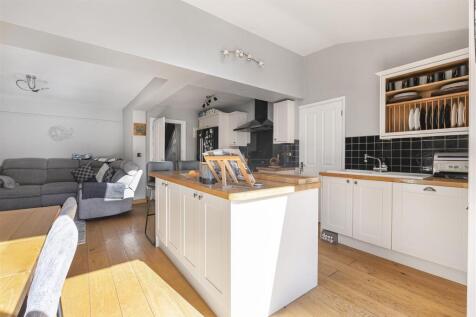 Impressive Open Plan Kitchen/Dining/Family Room