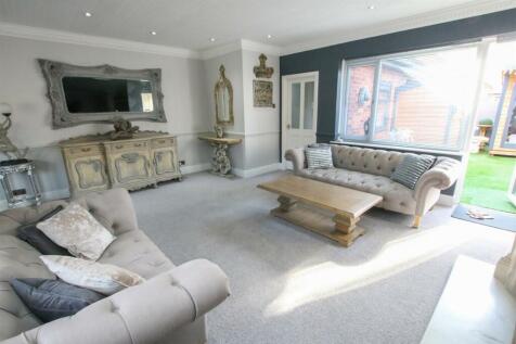 LOUNGE / DINING ROOM