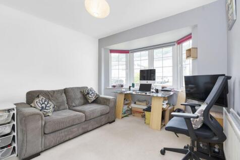 4 bed, 2 bath Detached in Leeds - Photo 17