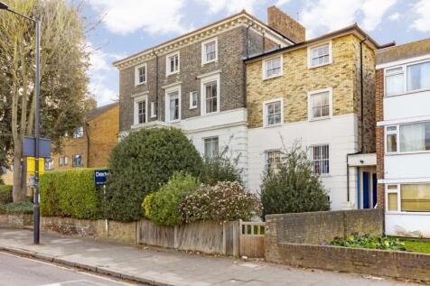 This first floor two bedroom flat has been neutrally decorated throughout and offers a spacious lounge area with Juliet balcony and a semi open plan fitted kitchen, perfect for a couple looking for of