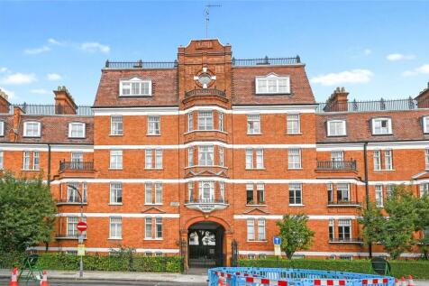 A three bedroom, two bathroom second floor flat set within this attractive red-brick Edwardian purpose built block. Furnished. Available 28th July.