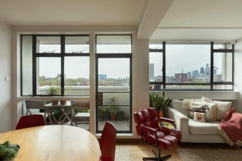 A two-bedroom, south-west facing duplex apartment on the 6th and 7th floors of Keeling House, one of East London’s most important modernist buildings, designed by Denys Lasdun and later restored by Mu