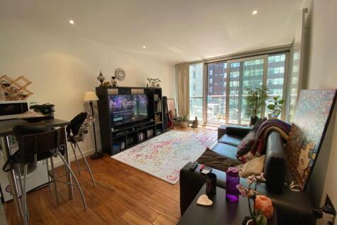 ***DEPOSIT ALTERNATIVE OPTION AVAILABLE*** Available September 2026, Hunters are pleased to present this impressive, river facing apartment in The Edge. Located just off Deansgate this property briefl