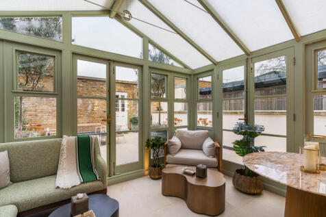7 bed, 7 bath House in London - Photo 12