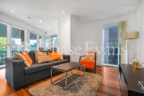 Modern three bedrooms, two bathrooms apartment situated in this modern development Lincoln Plaza, which is surrounded by the sustained growth of Canary Wharf. This apartment comprises ample living spa