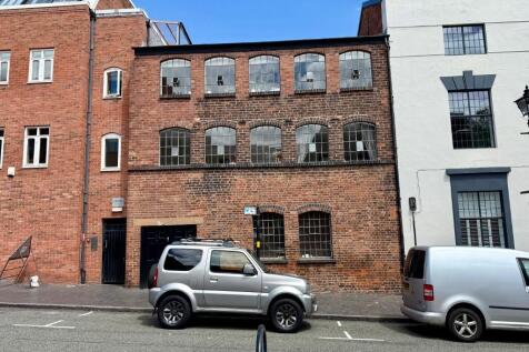 York Laurent are pleased to offer this one double bedroom top floor apartment with secure gated parking. Located close to St. Pauls Square with local amenities and restaurants close by. Benefiting fro