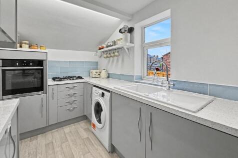 2 bed, 1 bath Terraced in Manchester - Photo 3