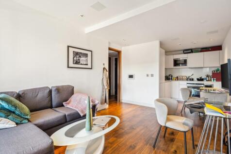 A luxury one bedroom apartment on the third floor, with 24 hour concierge and private gym, located only a short distance away from Moorgate Station and Barbican.