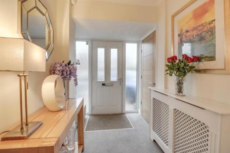 6 HIGHCLIFFE WAY WICKFORD-17.jpg