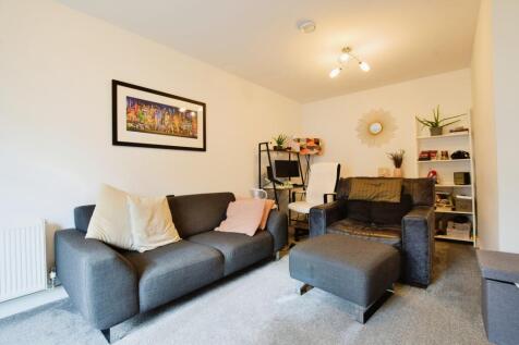 **NO DEPOSIT OPTION AVAILABLE FOR TENANTS, GREATER PROTECTION FOR LANDLORDS** (please call for more information) Available 21/09/2026! Leaders welcome to the market a modern and spacious home in Salfo