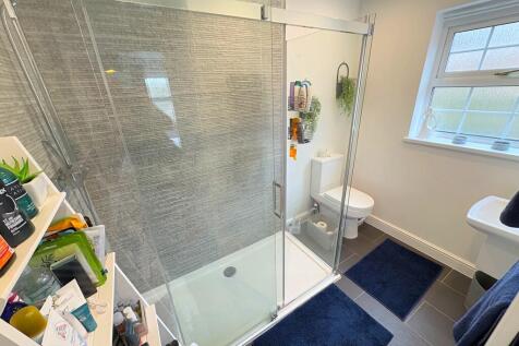 Ensuite to Bedroo...