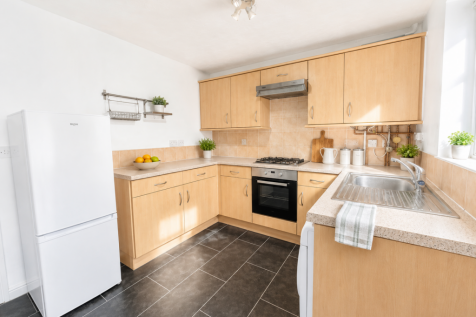 THREE DOUBLE BEDROOMS WITH 1 ENSUITE. SEPARATE OFFICE/LIVING ROOM FOR WORK/STUDY FROM HOME. STUDENTS WELCOME! WALKING DISTANCE TO UWE FRENCHAY, MOD, ABBEYWOOD RETAIL PARK. MEGA BUS STOP JUST A FEW STE