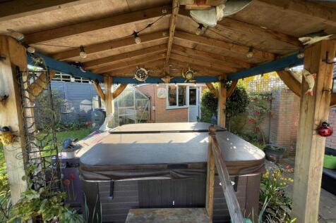Hot Tub Pergola.jpg