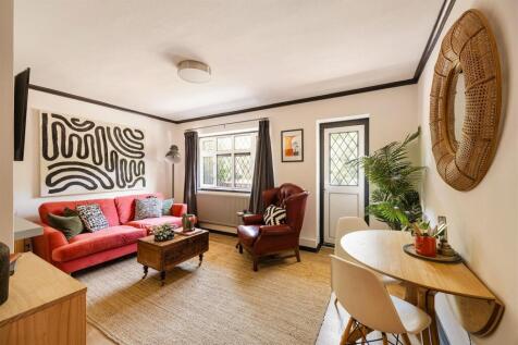 Rivenhall Gardens, E18