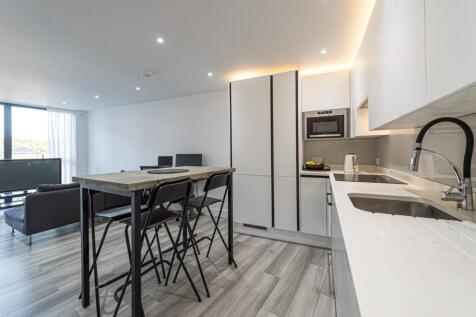 A stunning top floor one bedroom flat with balcony. Fantastic location close to Battersea Park. Stylish interior with hard flooring throughout. Well equipped with appliances.