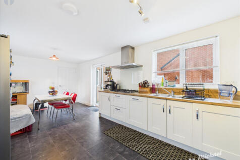 CAM03218G0-PR0644-STILL022