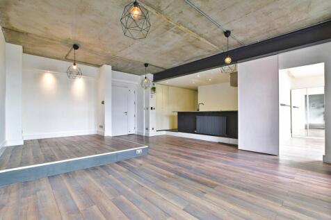 Available NOW! Presenting this immaculate flat located in the desirable area of Castlefield, Manchester. Ideal for couples or single professionals, this apartment offers fantastic city centre living i