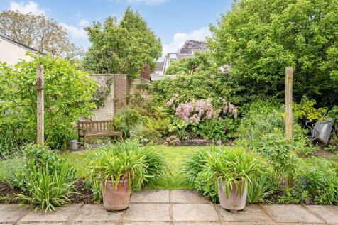Having a stylish and beautiful contemporary finish throughout, an exceptional and light filled, 4 double bedroom, two-storey link-detached house benefitting from semi open-plan living, well-stocked so
