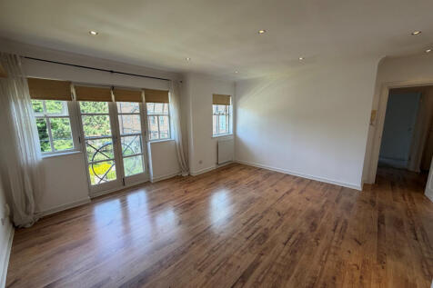 SUPER 2 NEDROOM SECOND (TOP) FLOOR FLAT IN THIS QUIET GATED DEVELOPMENT CONVENIENT FOR SHOPS AMENITIES AND IN CHUCHFIELD SCHOOL CATHCMENT. THE PROPERTY WAS RECENTLY DECORATED NAD BENEFITS FROM ALLOCAT