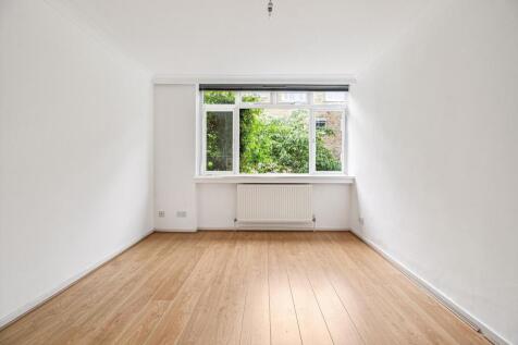 One bedroom flat to rent in Gloucester Court, Southwark SE1 This Bright property boasts a spacious reception room, modern kitchen with appliances, one bedroom and a tiled bathroom with shower over bat