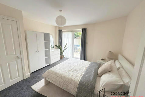 Spacious One Bedroom Flat with Private Terrace & Communal Gardens | Moments from Wandsworth Town