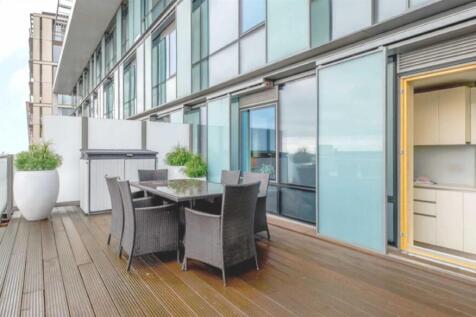 This one bedroom apartment with a lovely terrace overlooking the canal, is situated on the 11th floor of a modern waterside development with concierge service, lifts, and underground parking, The apar