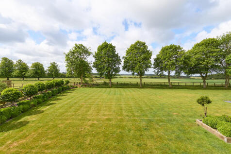 7 Hill Farm View ...