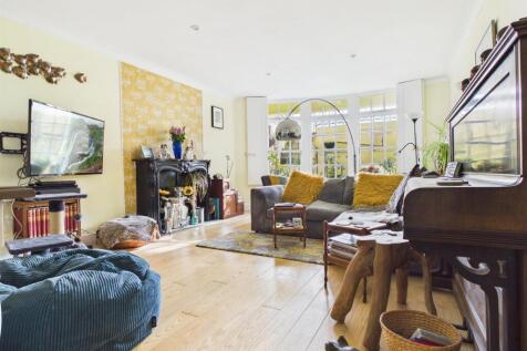 CAM04311G0-PR0103-STILL002.jpg