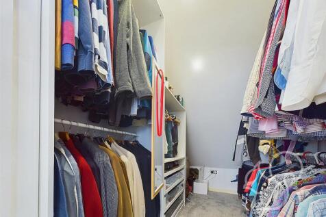 PRINCIPAL BEDROOM WALK IN WARDROBE