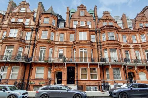 LONG LET. Set within a beautiful period conversion in the heart of Chelsea, this stunning studio apartment benefits from generously proportioned living areas. It offers stunning interiors flooded with