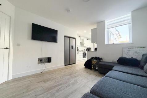 Call 02920 668585 to secure your viewing _11