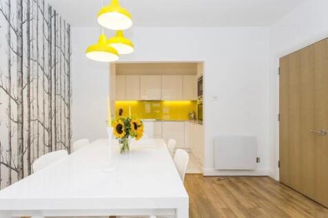 A generously sized two-bedroom apartment featuring a semi-open planned kitchen with lots of storage, conveniently located near London Wall and walking distance to St Paul's Cathedral. This propert...
