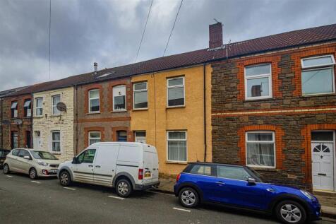 4 Bedroom House in CF24 4ES