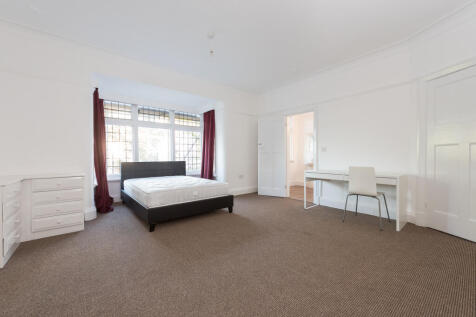 Enjoy the convenience of city living in the heart of Leeds city centre with this well-managed property from Samara Lettings.