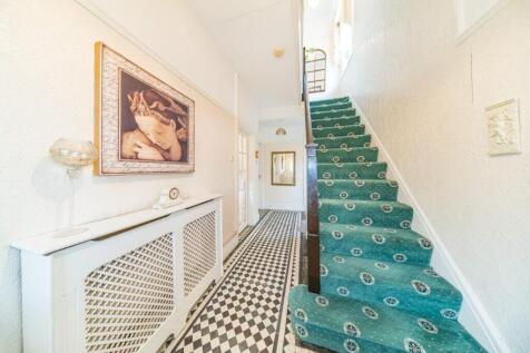 5 Portico Avenue hall.jpg